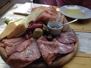 Un dîner typique servi à la Cantinetta di Rignana : viandes froides, fromage frais, olives, huile et pain.