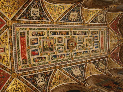 Les fresques du plafond à l'intérieur du Duomo