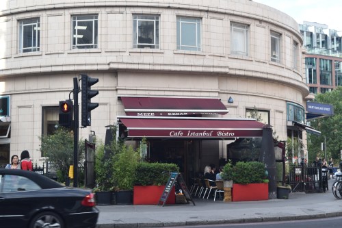 Premier petit-déjeuner en terre anglaise. Après avoir déposé nos valises à l'hôtel, on s'est retrouvés à ce resto turc Café Istanbul Bistro. Ça ne commençait pas bien. Le service était exécrable (on a attendu 1 h 30 avant de manger) et la nourriture était infecte (même le pain brun goûtait le rassis). Même si TripAdvisor donnait une excellente cote au resto, ne vous y fiez pas trop, c'est ma pire expérience culinaire de tout le voyage!