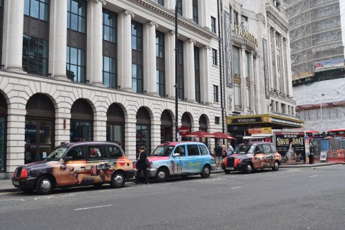 Chaque couleur de taxi représente une compagnie particulière. Je me demande bien à quelle compagnie ces trois taxis appartiennent...