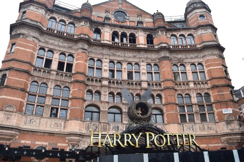 On se rappelle qu'Harry Potter a vécu à Londres quand on voit qu'il est impossible d'acheter des billets avant UN AN pour la comédie musicale qui commence aujourd'hui même. Le lancement du nouveau roman portant le même nom vient justement de faire fureur dans la capitale : les librairies étaient restées ouvertes bien passé 21 heures afin de vendre ce fameux livre tant attendu.