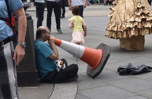 À Londres, les cônes oranges servent aussi d'instrument de musique!