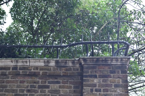 Sur les remparts de pierre contournant le palais, on peut remarquer les pics décourageant les intrus à infiltrer son enceinte.